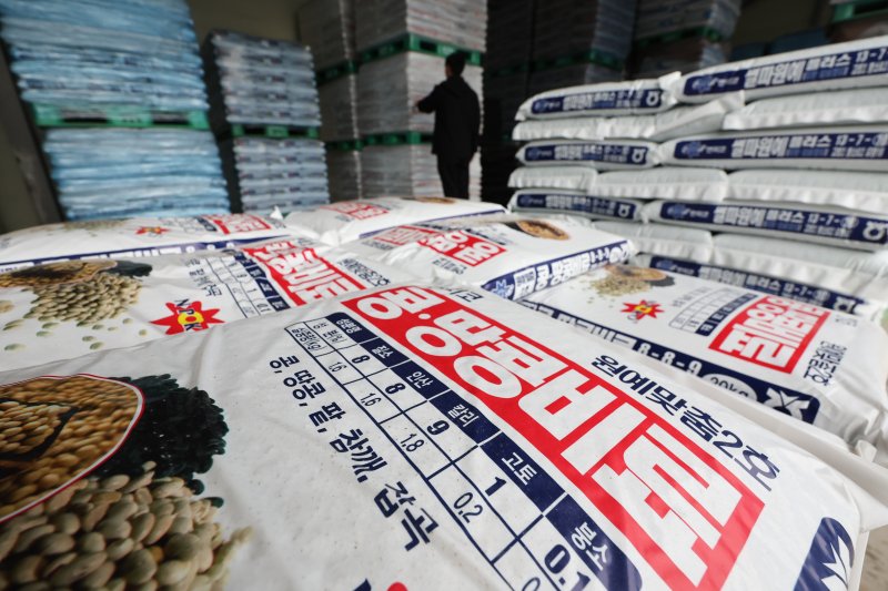 [고양=뉴시스] 황준선 기자 = 6일 경기 고양시의 한 농협 자재센터에 비료가 보관돼 있다. 중동전쟁 장기화로 국제 비료 원료 가격이 상승해 농산물 및 식품 물가 상승이 우려되고 있다. 특히 질소 비료의 핵심 원료인 요소 가격의 지난달 중동 지역 요소 수출 가격은 t당 670달러로 전월 대비 38.1%, 전년 동기 대비 172.3% 급등하면서 농가 부담이 커지고 있다. 우리나라 비료용 요소 수입의 중동 의존도는 43.7%에 달하며, 이 가운데 호르무즈 해협을 통과하는 물량은 38.4%다. 2026.04.06. hwang@newsis