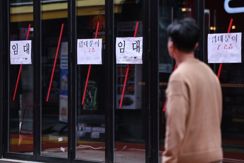 4일 서울 시내 한 술집으로 운영했던 가게에 임대 문구가 붙어 있다. 소비의 중심이 자택과 온라인으로 빠르게 이동하면서 간이주점과 호프집, 독서실, PC방 등 오프라인 기반 자영업종의 폐업률이 급격히 증가하고 있다. 국세청이 집계한 '2025년 12월 100대 생활업종 통계'에 따르면, 지난해 12월 전년 동월 대비 사업자 수 감소율 기준 폐업률 1위 업종은 간이주점으로, 사업자 수가 10.4% 줄었다. 2026.2.4 ⓒ 뉴스1 김도우 기자