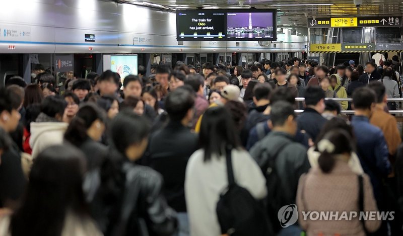 지하철 이용하는 시민들 (출처=연합뉴스)