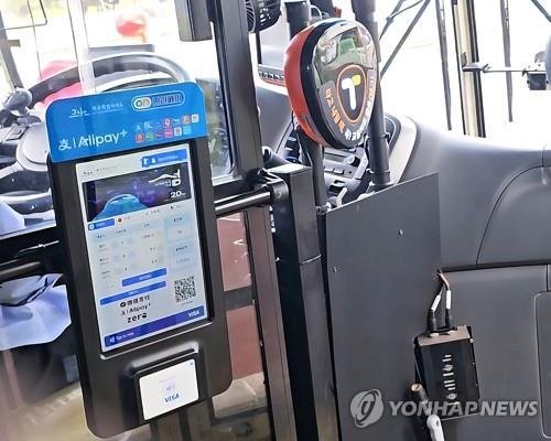 2025년 8월 제주 노선버스에 도입된 제주형 결제시스템 '온나라페이 단말기' (출처=연합뉴스)