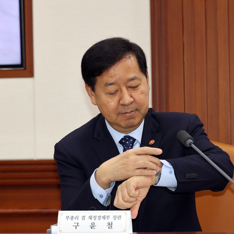 대외경제 장관회의가 13일 서울 종로구 정부서울청사에서 열려 구윤철 부총리 겸 재정경제부 장관이 회의에 앞서 시계를 보고 있다. 사진=서동일 기자