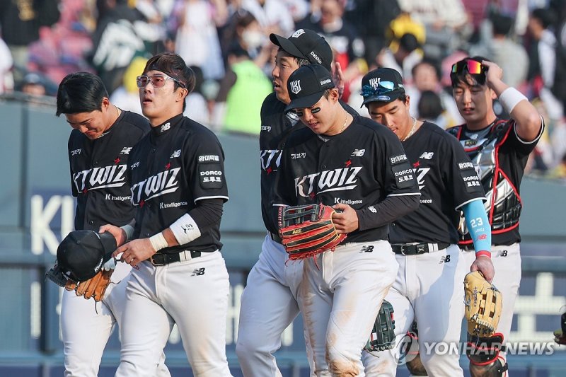 승리 자축하는 kt 선수들 (출처=연합뉴스)