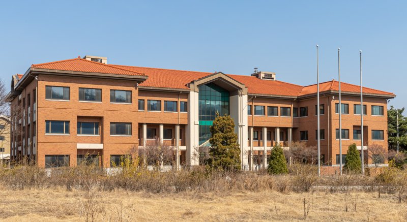 [의정부=뉴시스] 경기 의정부시 반환 미군기지 캠프 레드클라우드(CRC) 내부에 남아 있는 사령부 건물.(사진=뉴시스 DB)photo@newsis.com