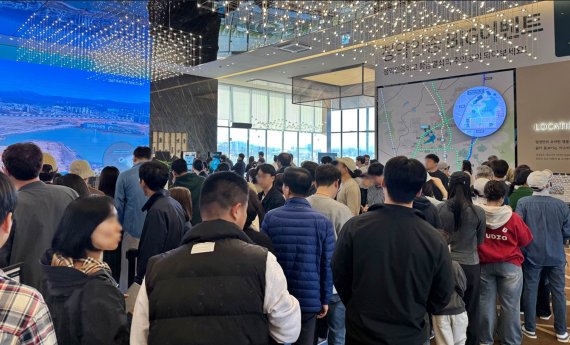 업성 푸르지오 레이크시티 견본주택 관람객