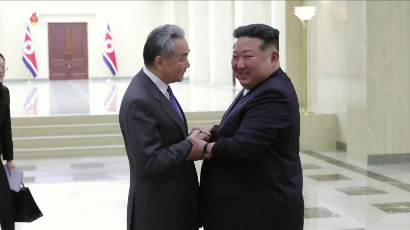 [서울=뉴시스] 김정은 북한 국무위원장이 지난 10일 북한 외무성 초청으로 북한을 방문한 왕이 중국공산당 중앙정치국 위원 겸 외교부장을 접견했다고 조선중앙통신이 11일 보도했다. (사진=조선중앙TV 캡처) 2026.04.11. photo@newsis.com *재판매 및 DB 금지