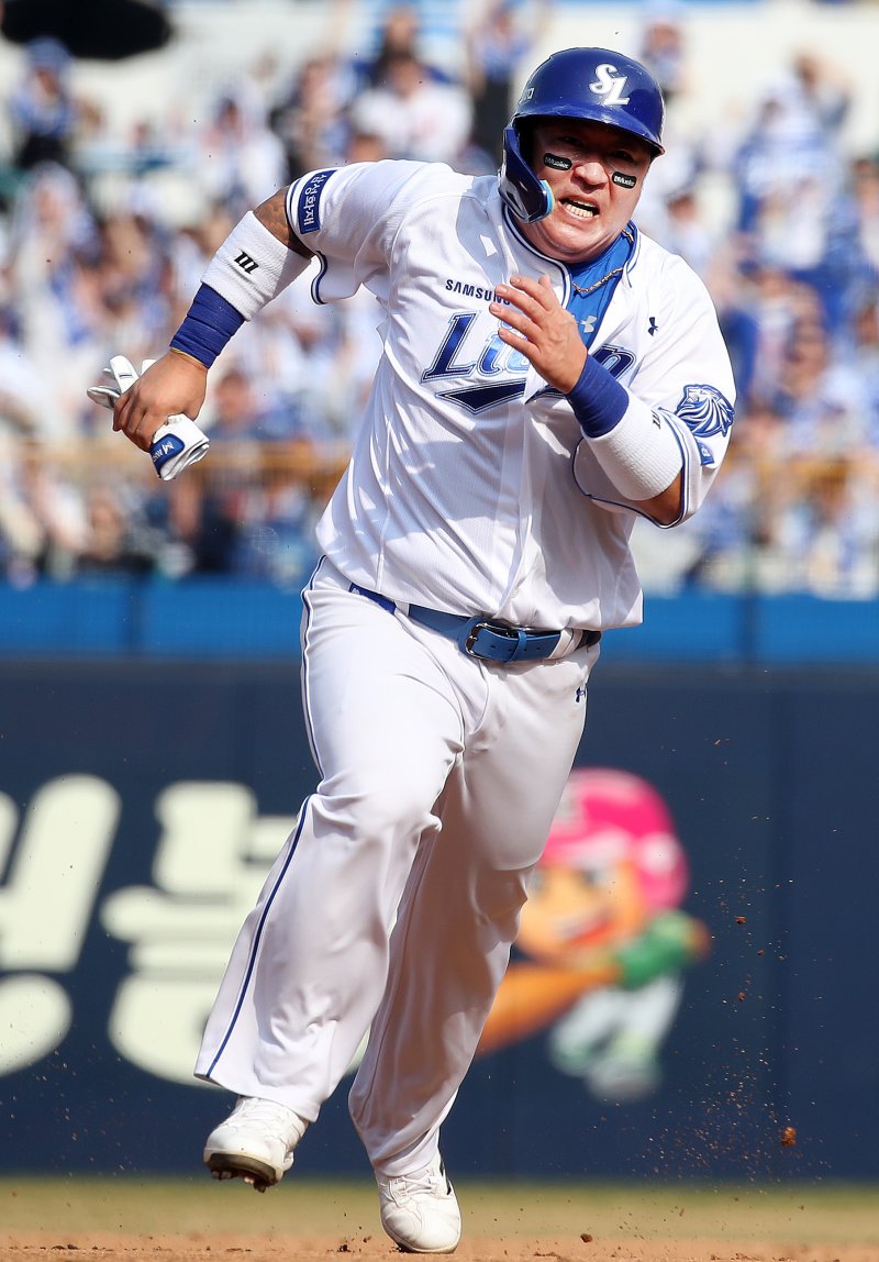 29일 오후 대구 삼성라이온즈파크에서 열린 프로야구 '2026 신한 SOL KBO리그' 롯데 자이언츠와 삼성 라이온즈의 경기, 삼성 5회말 1사 1루 상황에서 타자 류지혁이 1루수 앞 땅볼로 출루하는 사이 1루수비 실책 때 최형우가 2루를 돌아 3루까지 쇄도하고 있다. 3루 세이프. 2026.3.29 ⓒ 뉴스1 공정식 기자