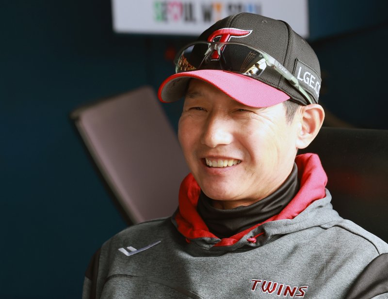 LG 염경엽 감독이 29일 서울 송파구 잠실야구장에서 열리는 '2026 신한 SOL KBO리그' KT 위즈의 경기를 앞두고 취재진과 인터뷰를 하고 있다. ⓒ 뉴스1 이호윤 기자