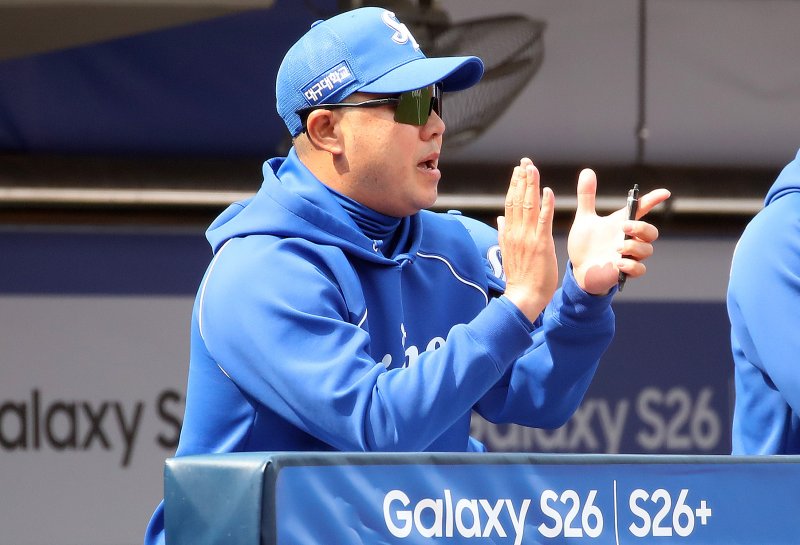 29일 오후 대구 삼성라이온즈파크에서 열린 프로야구 '2026 신한 SOL KBO리그' 롯데 자이언츠와 삼성 라이온즈의 경기, 삼성 박진만 감독이 선수들을 격려하고 있다. 2026.3.29 ⓒ 뉴스1 공정식 기자