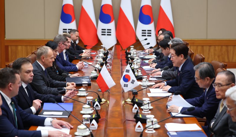 이재명 대통령과 도날드 투스크 폴란드 총리가 13일 청와대에서 확대 정상회담을 하고 있다. 연합뉴스