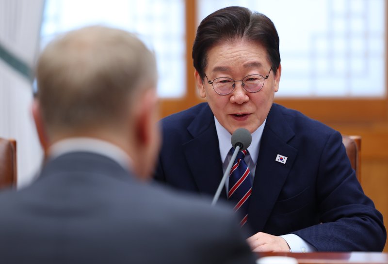 이재명 대통령이 13일 청와대에서 열린 도날드 투스크 폴란드 총리와의 확대 정상회담에서 발언하고 있다. 연합뉴스