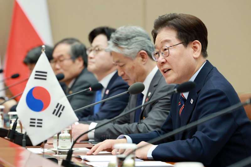 이재명 대통령이 13일 청와대에서 열린 도날드 투스크 폴란드 총리와의 확대 정상회담에서 발언하고 있다. 연합뉴스