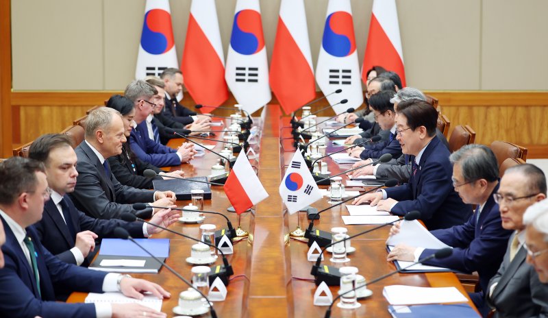 이재명 대통령과 도날드 투스크 폴란드 총리가 13일 청와대에서 한-폴란드 정상회담을 하고 있다. 뉴시스