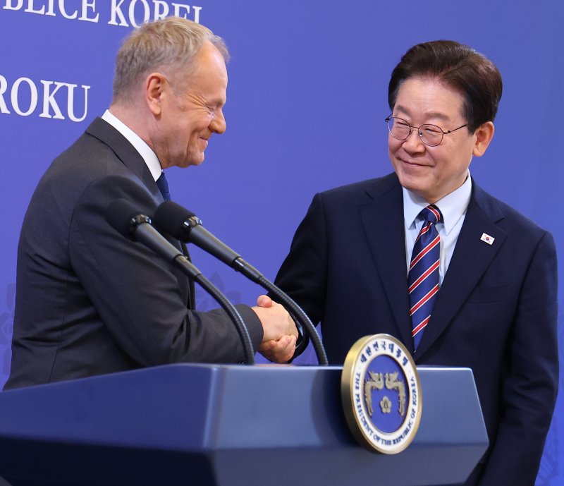 이재명 대통령과 도날드 투스크 폴란드 총리가 13일 청와대에서 공동언론발표를 마친 후 악수하고 있다. 청와대통신사진기자단