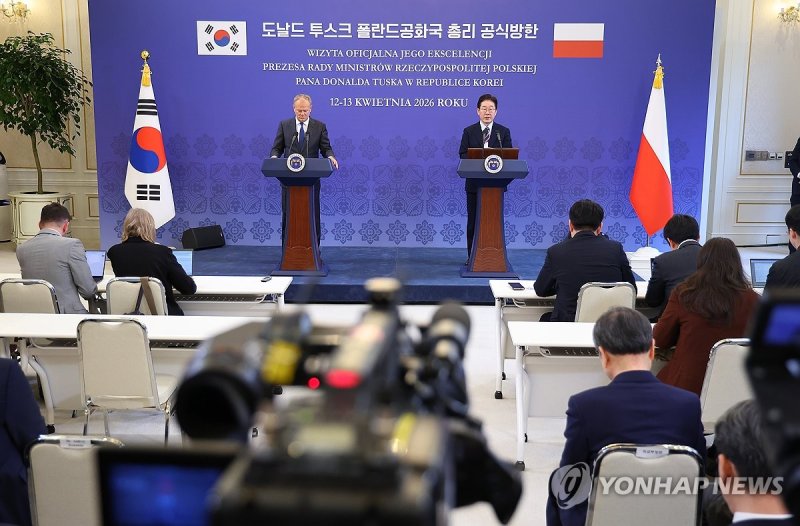 공동언론 발표하는 한-폴란드 정상 (출처=연합뉴스)