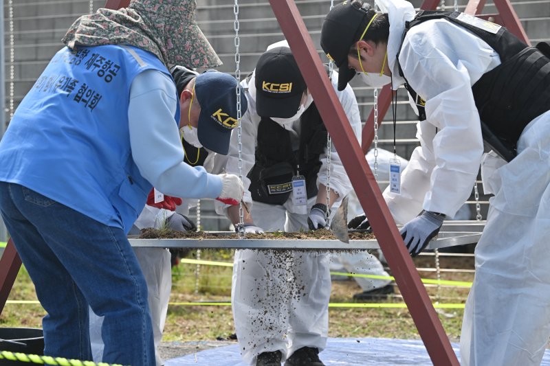 [무안=뉴시스] 이영주 기자 = 국무조정실 항공철도사고조사위원회와 12·29 무안공항 제주항공 참사 유가족협의회, 군·경 등이 합동으로 진행하는 제주항공 참사 희생자 유해 재수색 작업이 13일 오전 전남 무안국제공항 활주로에서 진행되고 있다. 2026.04.13. leeyj2578@newsis.com