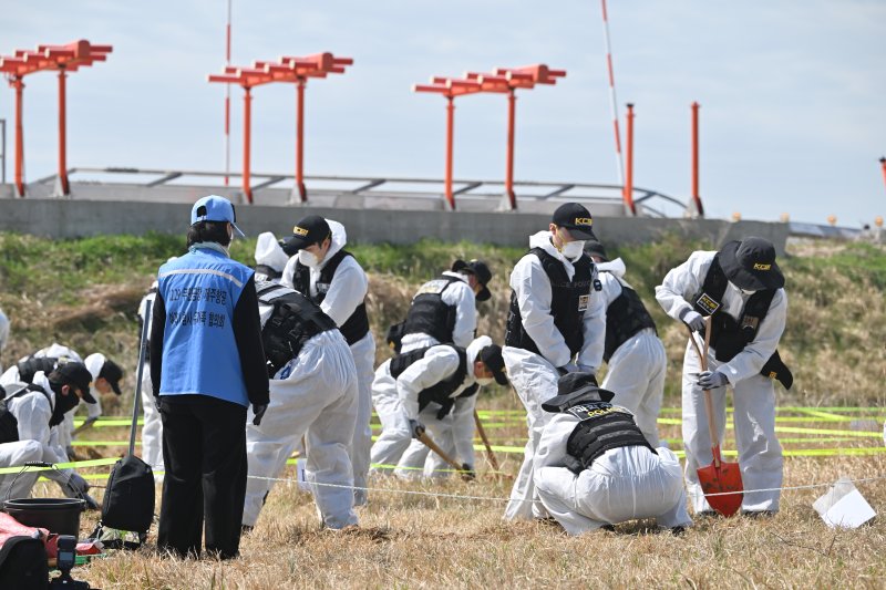 [무안=뉴시스] 이영주 기자 = 국무조정실 항공철도사고조사위원회와 12·29 무안공항 제주항공 참사 유가족협의회, 군·경 등이 합동으로 진행하는 제주항공 참사 희생자 유해 재수색 작업이 13일 오전 전남 무안국제공항 활주로에서 진행되고 있다. 2026.04.13. leeyj2578@newsis.com