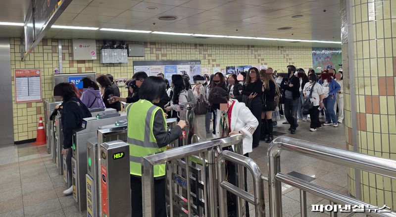 지난 12일 오후 경기 고양종합운동장 주경기장에서 열린 'BTS 월드투어 아리랑' 공연 시작을 앞두고 대화역 개찰구에서 팬들이 빠져나오고 있다. 사진=박성현 기자