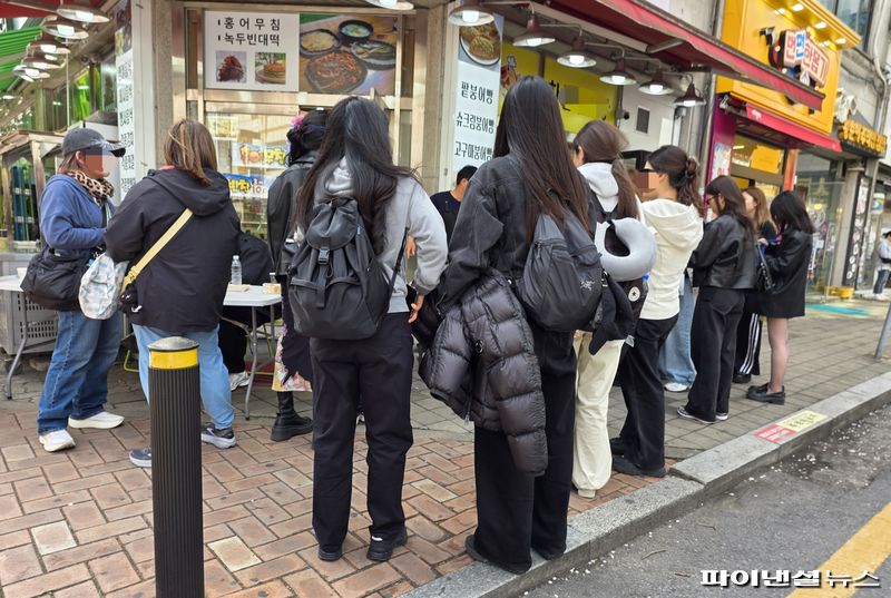 지난 12일 오후 경기 고양종합운동장 주경기장에서 열린 'BTS 월드투어 아리랑' 공연 시작을 앞두고 대화역 근처 음식점에서 팬들이 어묵과 떡볶이 등을 먹고 있다. 사진=박성현 기자