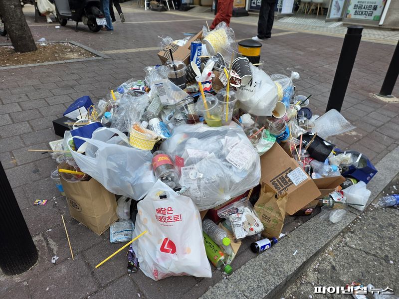 지난 12일 오후 경기 고양종합운동장 주경기장에서 열린 'BTS 월드투어 아리랑' 공연 시작을 앞두고 대화역 2번 출구 앞에 쓰레기가 쌓여 있다. 사진=박성현 기자