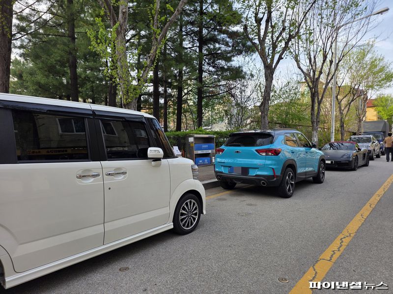 지난 12일 오후 경기 고양종합운동장 주경기장에서 열린 'BTS 월드투어 아리랑' 공연 시작을 앞두고 대화동 한 골목에 불법 주차 차량들이 세워져 있다. 사진=박성현 기자