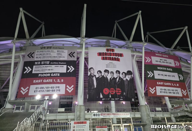 'BTS 월드투어 아리랑' 공연을 하루 앞둔 지난 8일 밤 경기 고양종합운동장 주경기장에서 리허설이 진행되고 있다. 사진=박성현 기자