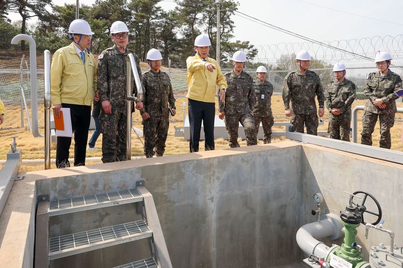 13일 오후 이두희 국방부차관이 육군 제1군단 유류저장시설을 방문하여 운영 현황과 에너지 절약 시행 상태를 점검하고 있다. 국방부 제공