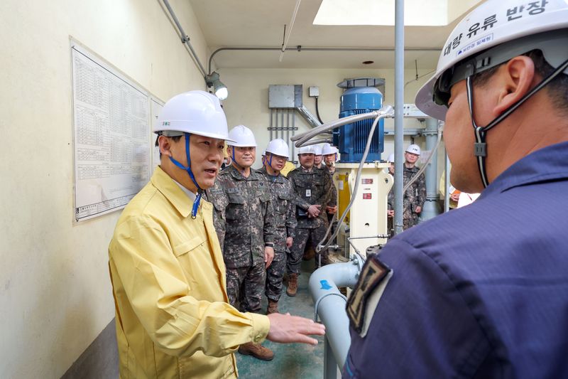 13일 오후 이두희 국방부차관이 육군 제1군단 유류저장시설을 방문하여 운영 현황과 에너지 절약 시행 상태를 점검하고 있다. 국방부 제공