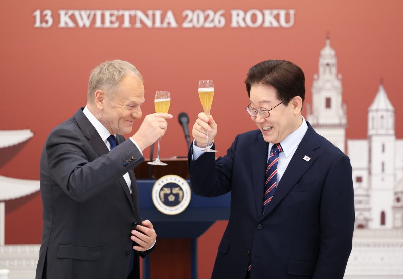 이재명 대통령과 도날드 투스크 폴란드 총리가 13일 청와대에서 열린 공식 오찬에서 건배를 하고 있다.뉴스1