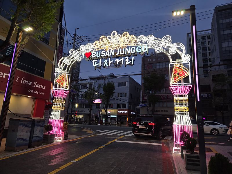 부산 중구가 조성한 피자거리 게이트. 중구 제공