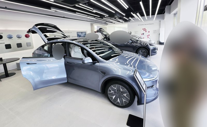 테슬라의 호남권 첫 매장이 오픈한 13일 광주 북구 중흥동 광주 스토어에 시민들의 발걸음이 이어지고 있다. 2026.4.13 ⓒ 뉴스1 이수민 기자