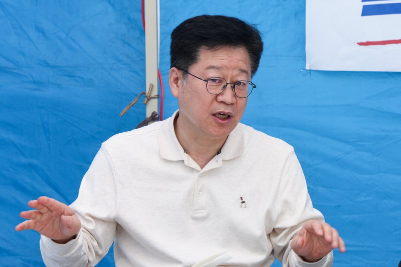 6·3 지방선거 더불어민주당 전북지사 경선에서 낙마한 안호영 더불어민주당 의원이 12일 오전 서울 여의도 국회 본관 앞에서 이원택 전북지사 후보의 '식비 대납 의혹'과 관련해 당 지도부를 향해 윤리감찰단의 재감찰을 촉구하는 단식 농성을 하고 있다. 2026.4.12 ⓒ 뉴스1 임지훈 인턴기자