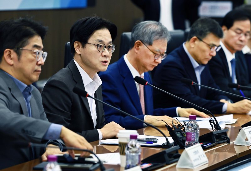 [세종=뉴시스]김정관 산업통상부 장관은 9일 "서울 중구 대한상공회의소에서 열린 '중동상황 대응본부 회의'에 참석해 정유업계, 유관기관과 함께 국내 석유가격 안정화 방안을 논의했다.(사진=산업부 제공)