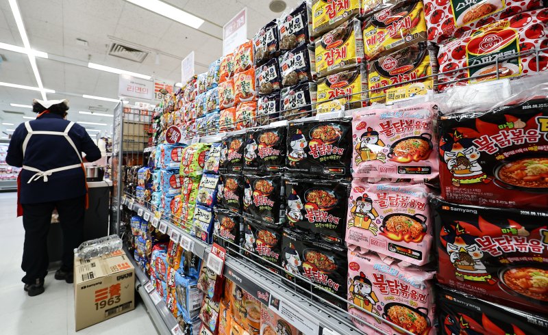 중동 정세 불안 속에 포장재의 원료가 되는 '나프타' 수급에 불안정해지면서 식품업계의 포장재 공급 불안이 커지고 있다. 사진은 3월 25일 서울 시내 대형마트의 라면 매대. 2026.3.25 ⓒ 뉴스1 김도우 기자