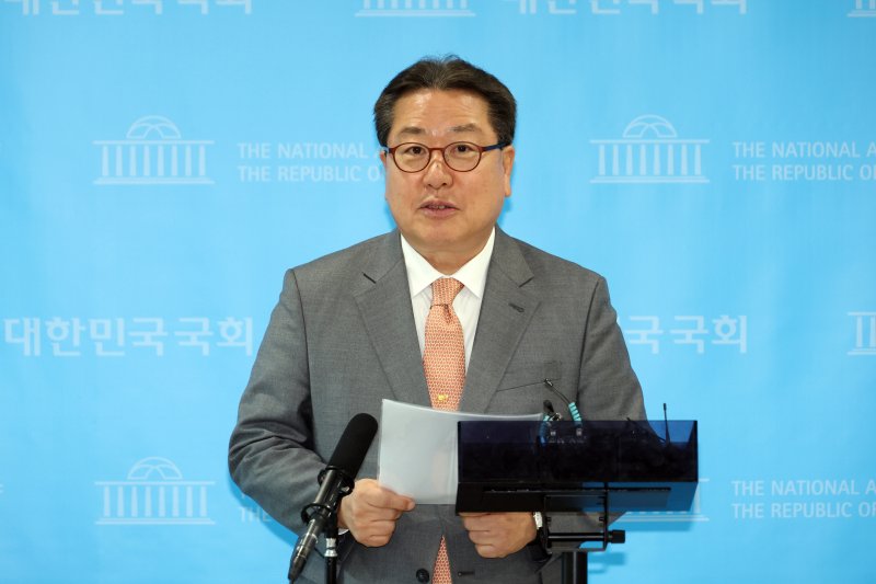 [서울=뉴시스] 고승민 기자 = 조광한 국민의힘 최고위원이 12일 서울 여의도 국회 소통관에서 경기도지사 경선 출마 기자회견을 하고 있다. 2026.04.12. kkssmm99@newsis.com