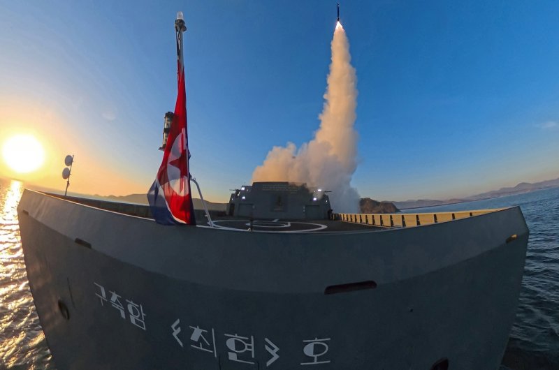 북한 노동당 기관지 노동신문은 지난 12일 5000톤급 구축함 '최현호'에서 김정은 노동당 총비서 참관 아래 전략순항미사일과 함대함 미사일 발사 시험을 진행했다고 14일 밝혔다. 노동신문/뉴스1