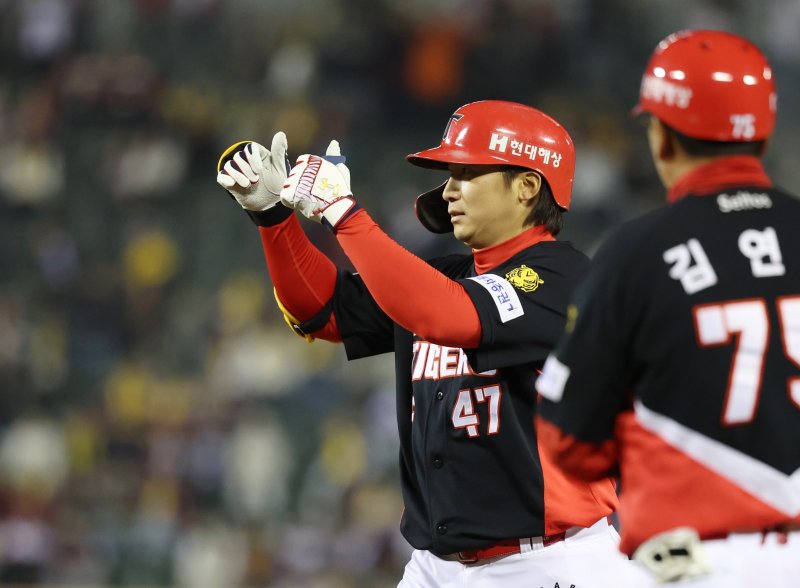 [서울=뉴시스] 조성우 기자 = 1일 오후 서울 송파구 잠실야구장에서 열린 2026 KBO리그 KIA 타이거즈와 LG 트윈스의 경기, KIA 9회초 공격 무사 주자 1루서 나성범이 안타를 때린 뒤 세리머니를 하고 있다. 2026.04.01. xconfind@newsis.com