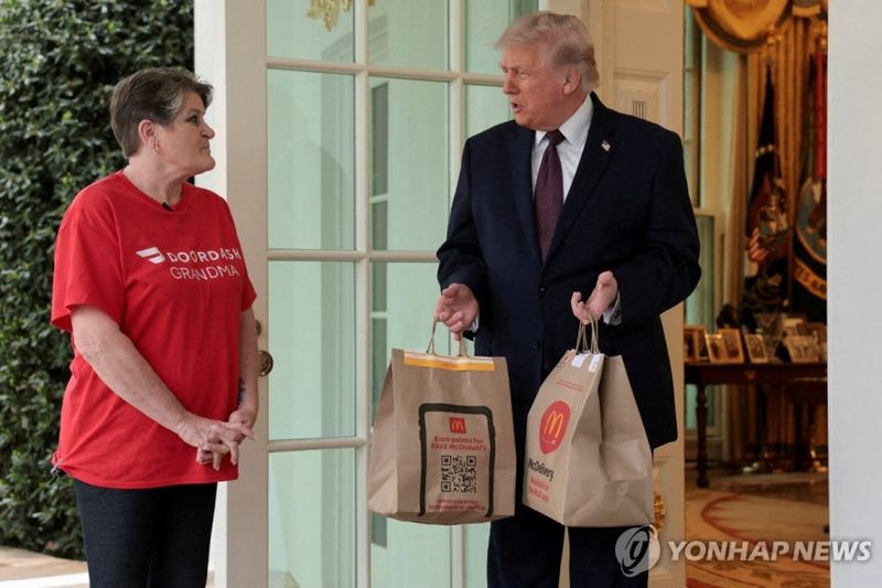 배달기사에게서 버거세트 받는 트럼프. 연합뉴스