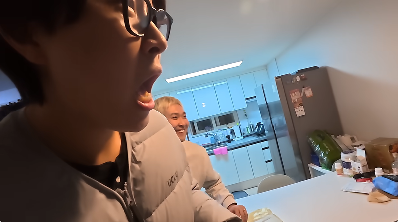 유튜브 제재의 원인이 됐던 '선민이네 급습 브이로그'의 한 장면. 이 장면 뒤에 화장실 문을 여는 장면이 나왔으나 상대방 얼굴이 노출됐을 뿐. 신체 노출 등의 장면은 보이지 않는다. 용쥬르이용주 급습 브이로그 캡처