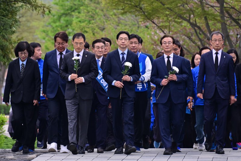 [김해=뉴시스] 차용현 기자 = 14일 오전 더불어민주당 부울경(부산·울산·경남) 광역지자체장 선거 후보가 경남 김해시 진영읍 봉하마을 고 노무현 전 대통령 묘역을 찾아 참배하고 있다. 사진은 왼쪽부터 김상욱 울산시장 후보, 김경수 경남지사 후보, 전재수 부산시장 후보 등이다. 2026.04.14. con@newsis.com