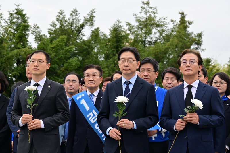 [김해=뉴시스] 차용현 기자 = 14일 오전 더불어민주당 부울경(부산·울산·경남) 광역지자체장 선거 후보가 경남 김해시 진영읍 봉하마을 고 노무현 전 대통령 묘역을 찾아 참배하고 있다. 사진은 왼쪽부터 김상욱 울산시장 후보, 김경수 경남지사 후보, 전재수 부산시장 후보 등이다. 2026.04.14. con@newsis.com