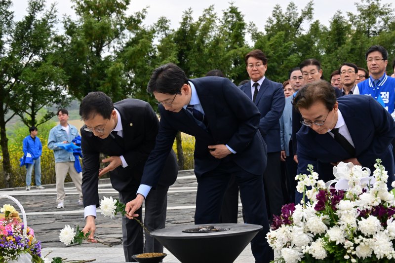 [김해=뉴시스] 차용현 기자 = 14일 오전 더불어민주당 부울경(부산·울산·경남) 광역지자체장 선거 후보가 경남 김해시 진영읍 봉하마을 고 노무현 전 대통령 묘역을 찾아 참배하고 있다. 사진은 왼쪽부터 김상욱 울산시장 후보, 김경수 경남지사 후보, 전재수 부산시장 후보 등이다. 2026.04.14. con@newsis.com