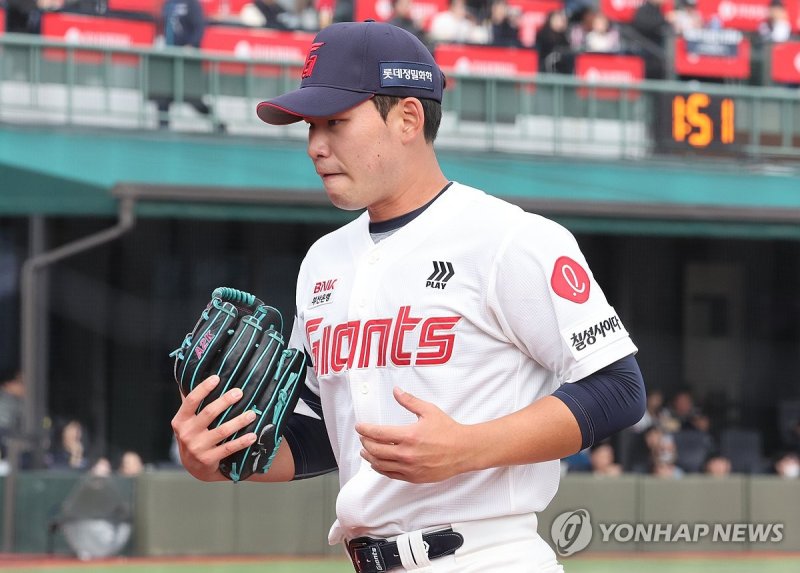 승리 투수는 되지 못했지만, 큰 위기를 잘 넘긴 김진욱.연합뉴스