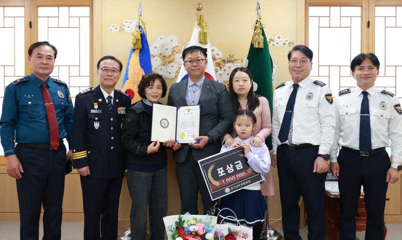 기사를 잃은 버스를 멈춰 세워 대형 참사를 막은 승객 문도균(42)씨(왼쪽에서 네번째)가 경찰 표창을 받았다. /사진=뉴시스