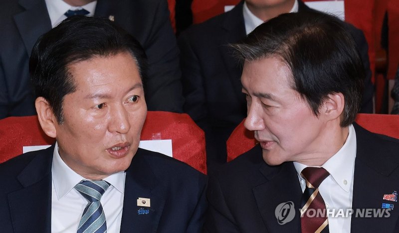 대화하는 더불어민주당 정청래 대표-조국혁신당 조국 대표 (출처=연합뉴스)