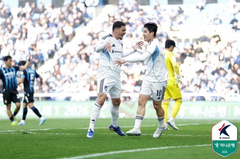 [서울=뉴시스] 프로축구 K리그1 울산 HD의 야고, 이동경. (사진=한국프로축구연맹 제공) *재판매 및 DB 금지