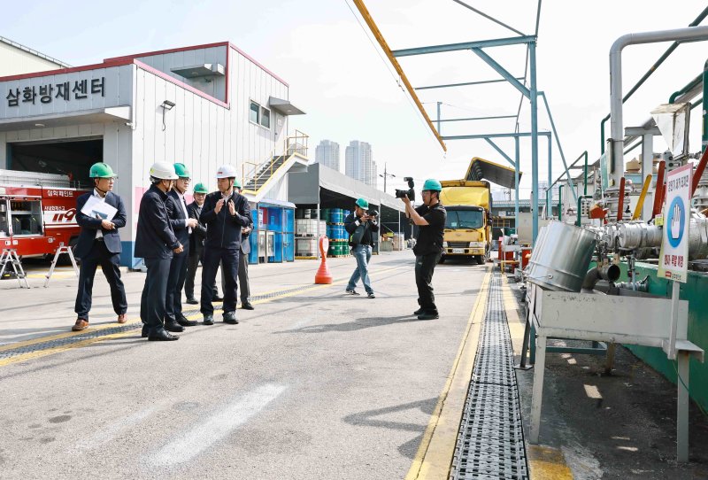 [서울=뉴시스] 김정관 산업통상부 장관이 13일 경기도 안산시 반월·시화산단 내 소재한 조선·자동차·주택용 페인트 생산기업인 SP삼화를 방문하여 관계자로부터 회사 운영현황 및 애로사항을 청취하고 석유화학 품목의 생산·수급 상황을 점검하였다. (사진=산업통상부 제공). 2026.04.13. photo@newsis.com *재판매 및 DB 금지