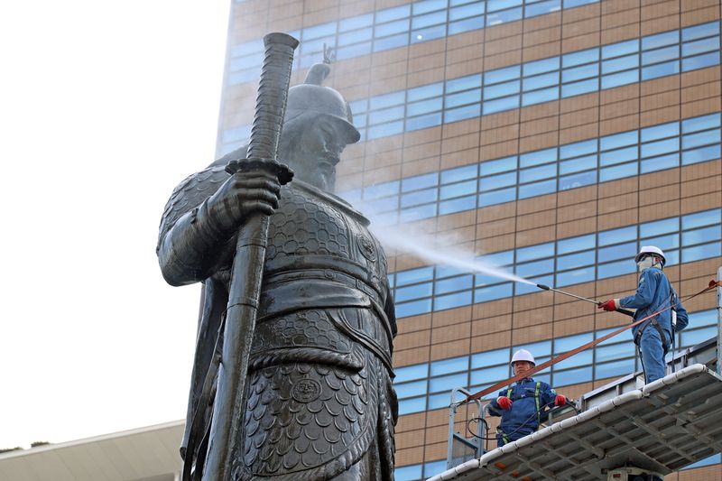 서울시 관계자들이 14일 서울 종로구 광화문광장에서 봄을 맞아 이순신 장군 동상을 세척하고 있다. 사진=서동일 기자