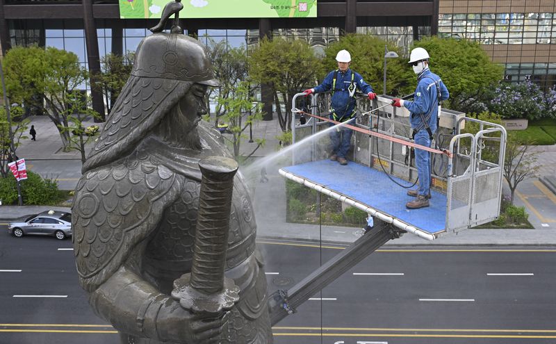 서울시 관계자들이 14일 서울 종로구 광화문광장에서 봄을 맞아 이순신 장군 동상을 세척하고 있다. 사진=서동일 기자