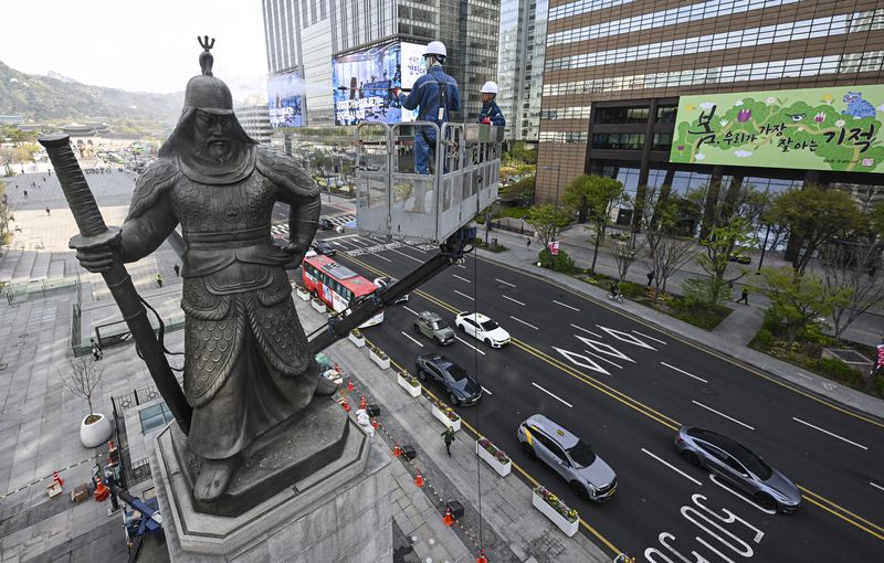 서울시 관계자들이 14일 서울 종로구 광화문광장에서 봄을 맞아 이순신 장군 동상을 세척하고 있다. 사진=서동일 기자