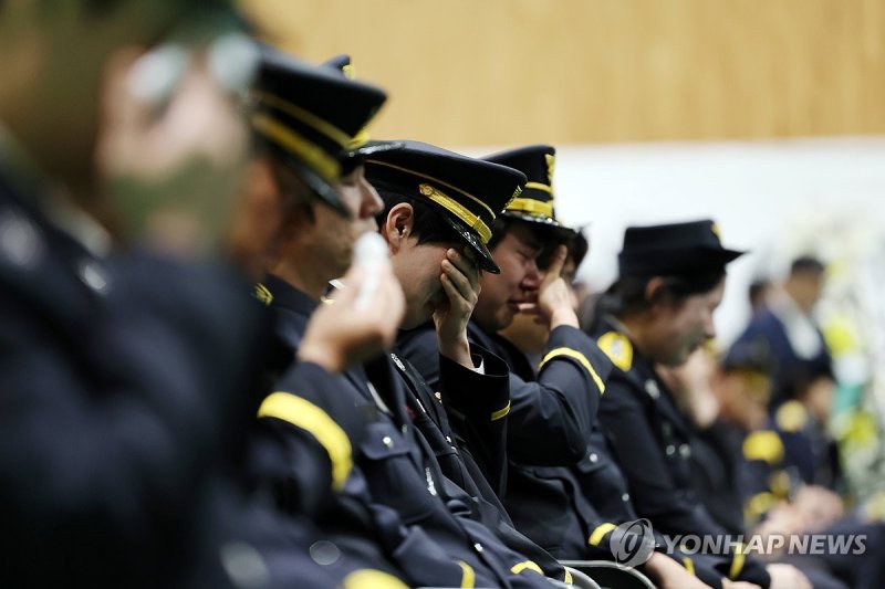 동료 떠나보내는 소방관 (출처=연합뉴스)